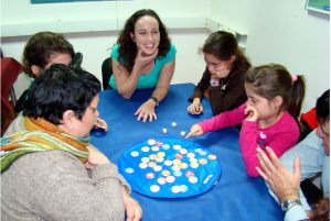 סדנאות הורים וילדים - הורים וילדים סביב שולחן משחק