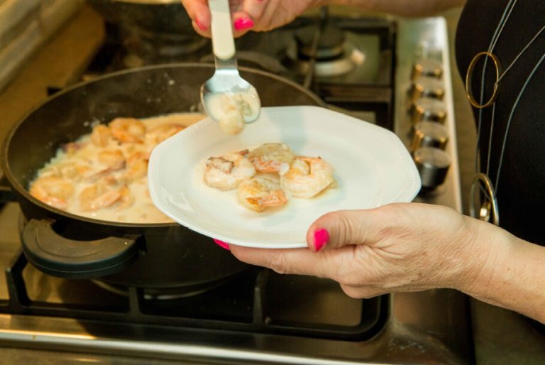 יהודית מוזגת אוכל לצלחת - מה בין פאנג שוואי לאוכל גורמה