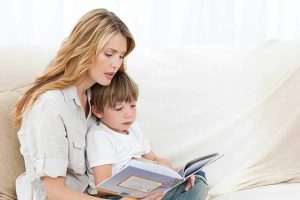 אמא מקריאה סיפור לילד